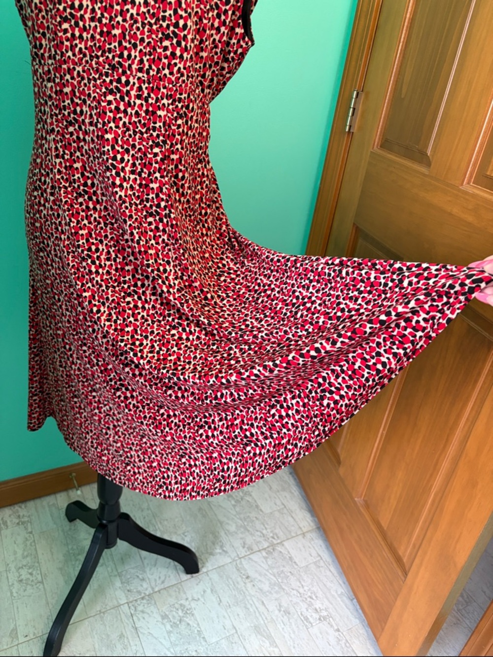 Evan Picone Black Label in a Red, Black & Tan Printed V-Neck Midi Dress - Picture 7 of 10